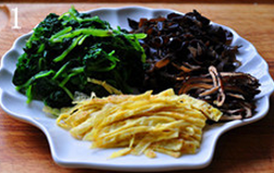 韩式杂菜,菠菜洗净焯水过凉后,切成段儿;黑木耳泡发洗净切成丝;香菇泡发切成丝;鸡蛋打散摊成薄饼,切成丝,胡萝卜切丝;洋葱切丝;香葱切段儿