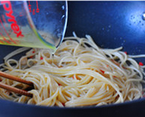 橄榄油意面,加入剩余的橄榄油,翻炒均匀