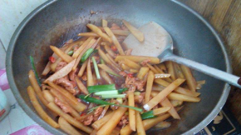 土豆红烧肉,汁收的差不多时把蒜苗和辣椒放进去翻炒,起锅前再放香菜即可。