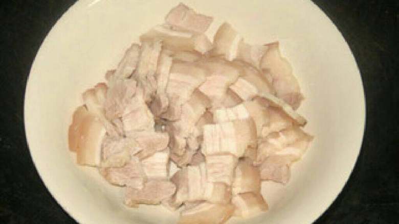 小炒肉,<a style='color:red;display:inline-block;' href='/shicai/ 428'>五花肉</a>焯水切片。
