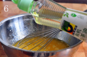 杂粮核桃酥,大盆中加入禾然有机山茶油和鸡蛋,用蛋抽搅拌均匀