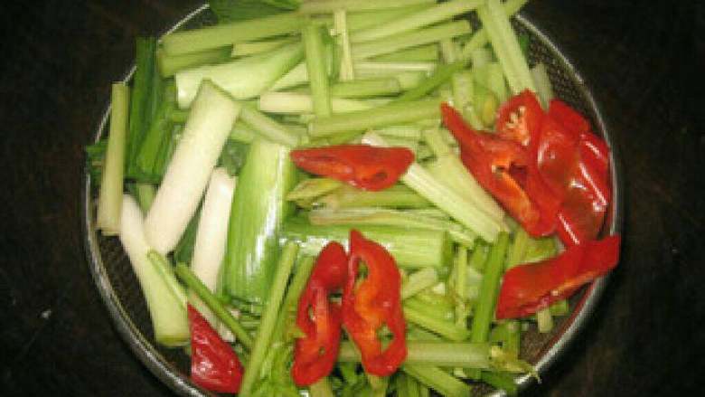 小炒肉,芹菜、蒜苗、<a style='color:red;display:inline-block;' href='/shicai/ 3446'>红尖椒</a>切好待用。