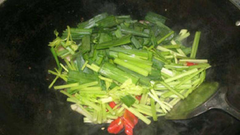 小炒肉,加入芹菜、蒜苗、红椒一起炒匀。