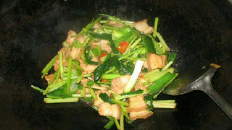 小炒肉,待芹菜等断青，加盐，鸡精调味就可以上桌了。
