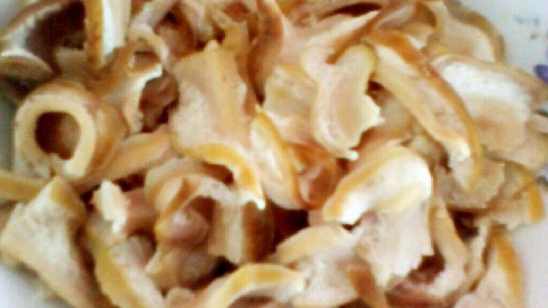 猪肚炒红椒,<a style='color:red;display:inline-block;' href='/shicai/ 422'>猪肚</a>清理干净后，切片后焯水煮熟备用