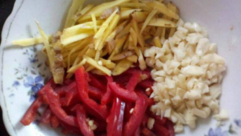 猪肚炒红椒,<a style='color:red;display:inline-block;' href='/shicai/ 37'>姜</a>切丝，<a style='color:red;display:inline-block;' href='/shicai/ 2794'>大蒜</a>切末，红椒切丝备用