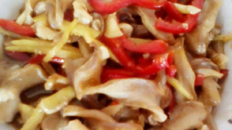 猪肚炒红椒,热锅凉油，放姜丝蒜末爆香后，放猪肚翻炒片刻，放红椒，<a style='color:red;display:inline-block;' href='/shicai/ 788'>生抽</a>，<a style='color:red;display:inline-block;' href='/shicai/ 756'>鸡精</a>，<a style='color:red;display:inline-block;' href='/shicai/ 692'>酱油</a>调味即可出锅