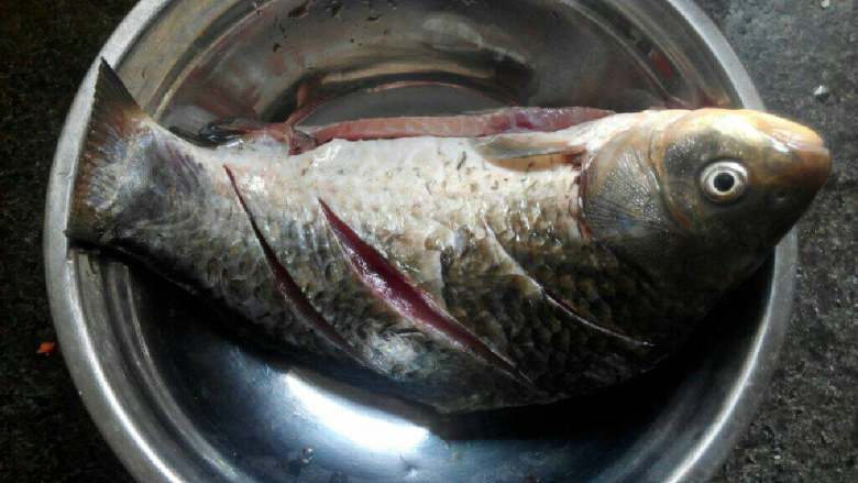 鲫鱼丝瓜汤,<a style='color:red;display:inline-block;' href='/shicai/ 377'>鲫鱼</a>洗干净以后用盐腌制半小时。