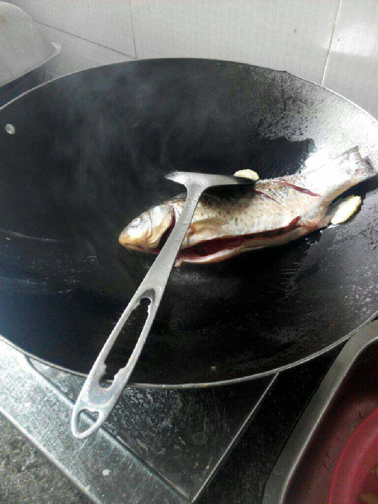 鲫鱼丝瓜汤,锅坐油。油热放姜。放鱼煎制。