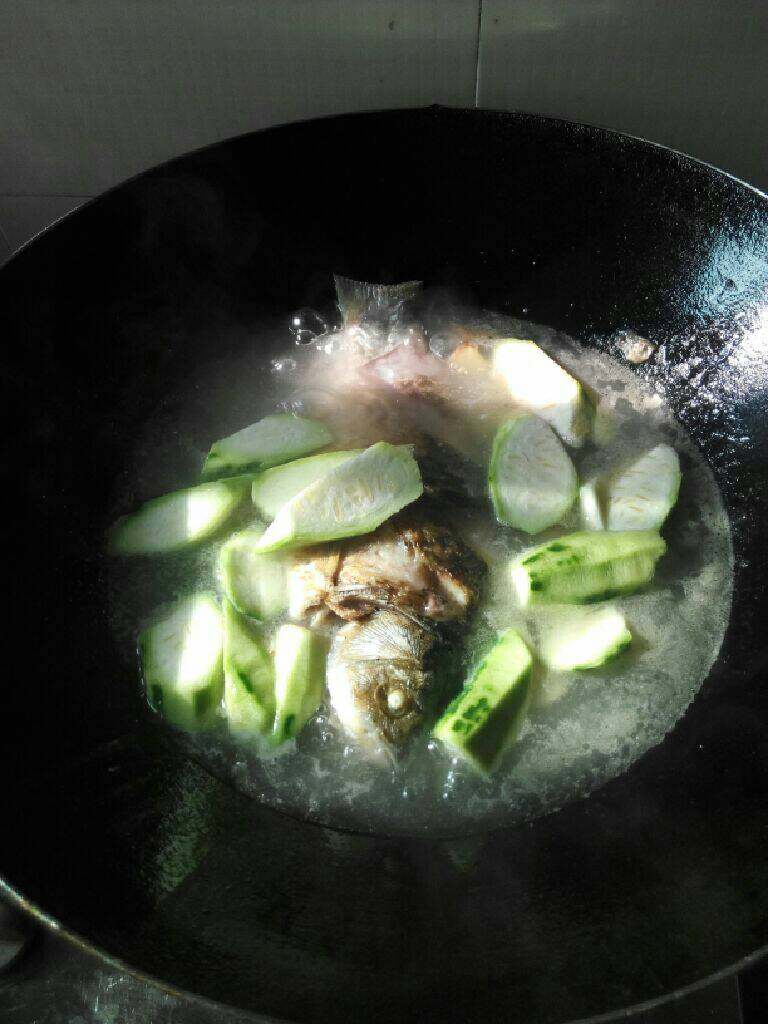 鲫鱼丝瓜汤,水开放丝瓜。煮五分钟