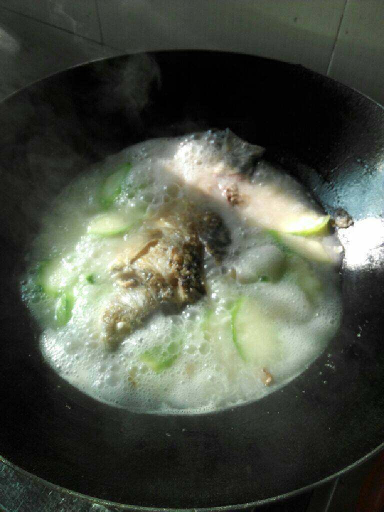 鲫鱼丝瓜汤,煮至汤白色。放盐调味即可出锅