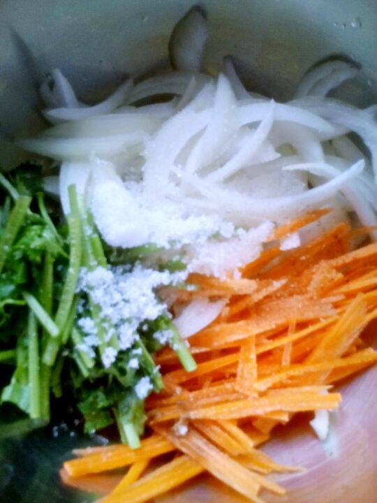 拌洋葱丝,加入准备好的调料。