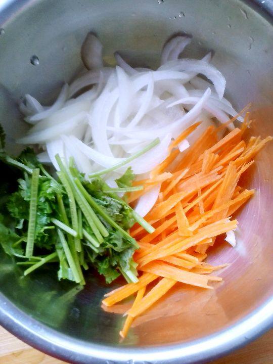 拌洋葱丝,将所有菜洗好切丝。