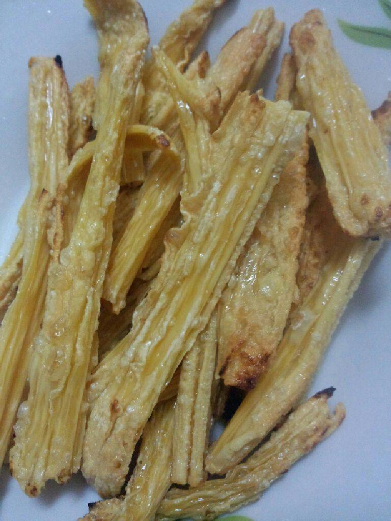 五花肉焖腐竹,在捞起来待用