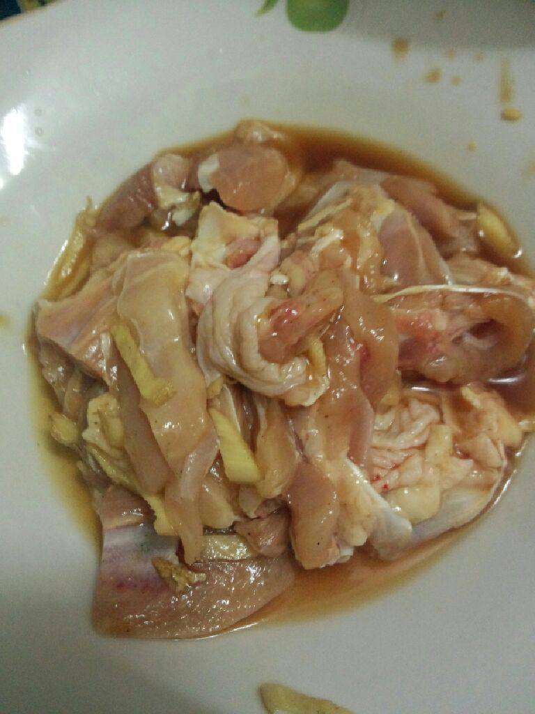 鸡腿肉炒魔芋,<a style='color:red;display:inline-block;' href='/shicai/ 92'>鸡腿</a>洗干净去骨头  切丁用盐 <a style='color:red;display:inline-block;' href='/shicai/ 718'>料酒</a>  <a style='color:red;display:inline-block;' href='/shicai/ 788'>生抽</a>  淀粉腌制一下