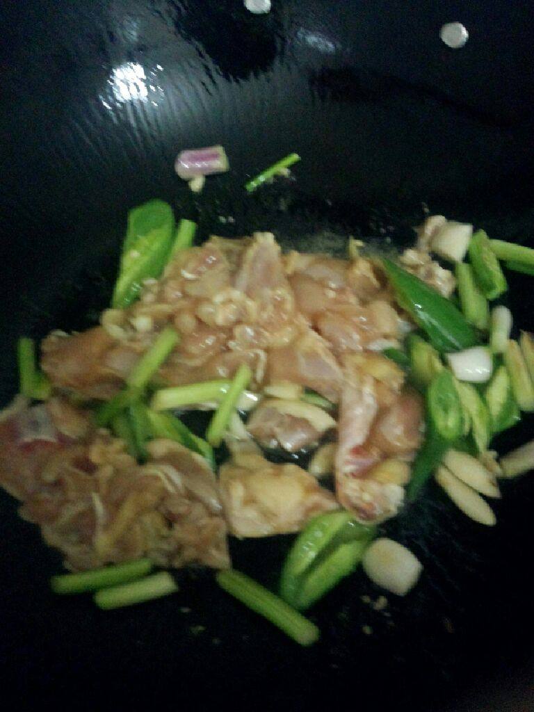 鸡腿肉炒魔芋,在把腌制好的鸡丁放入略炒
