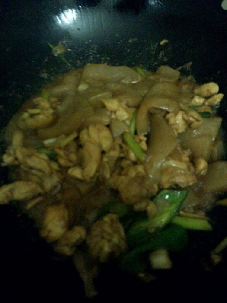鸡腿肉炒魔芋,炒至熟即可关火