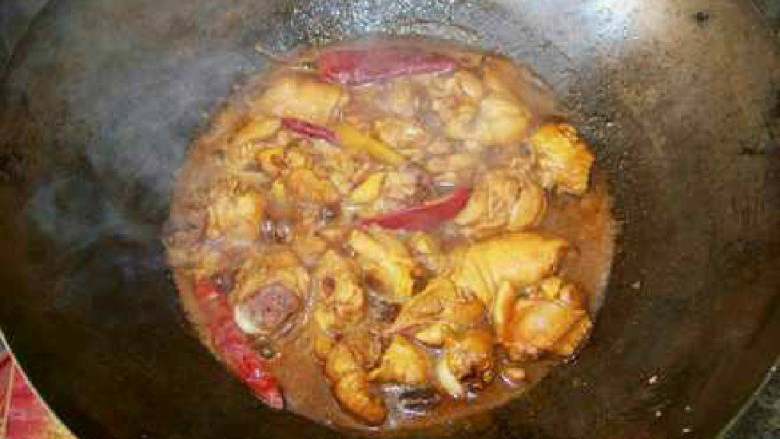三杯鸡,下米酒、<a style='color:red;display:inline-block;' href='/shicai/ 866'>冰糖</a>，大火烧开，下自制味素，转中小火盖锅盖焖煮20分钟。