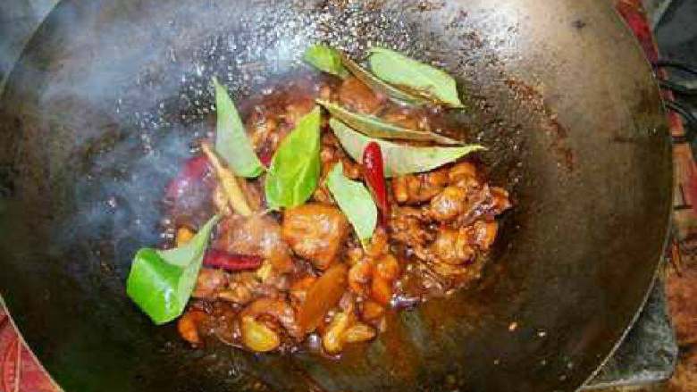 三杯鸡, 待锅内汁水收至9成时，转大火，下<a style='color:red;display:inline-block;' href='/shicai/ 141'>九层塔</a>翻炒1分钟，出锅即可。