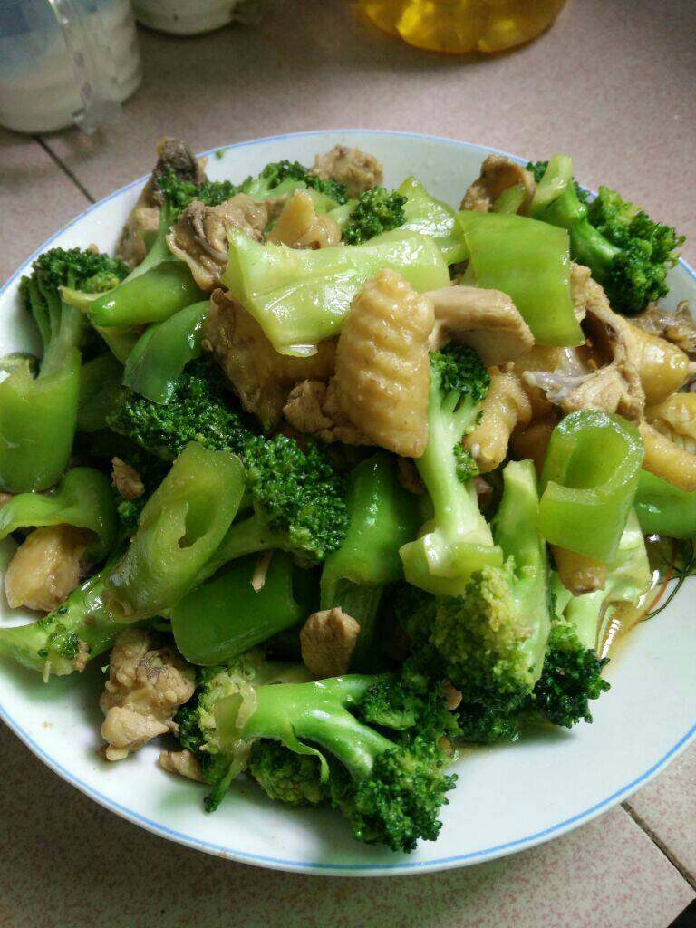 青椒西兰花炒鸡肉,锅上火放油,然后倒鸡肉炒至七成热时倒入青椒和西兰花炒一下即可上碟