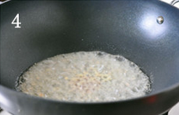 蟹粉豆腐,另起炒锅,热锅加入2大勺色拉油(或猪油),中大火烧至油温5、6成热时,下入葱姜末,煸炒出香味儿
