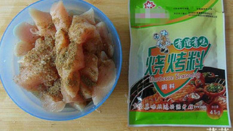 牙签肉(自己在家可以做的BBQ),加入1大勺<a style='color:red;display:inline-block;' href='/shicai/ 718'>料酒</a>,烧烤料,搅拌均匀腌制30分钟左右(没有烧烤料的话可以换成炸鸡粉,或者自己加点盐,白糖,鸡精,白胡椒粉,辣椒粉,孜然粉)。