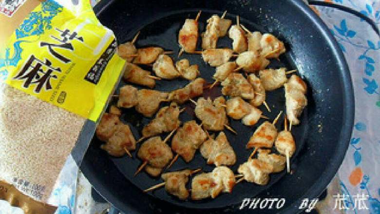 牙签肉(自己在家可以做的BBQ),再加入少许白芝麻(没有可省略此步,或喜欢吃辣的话撒点辣椒粉)。