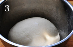 土豆培根面包,取出面团,滚圆放入钢盆,盖上保鲜膜进行基础发酵