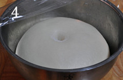 土豆培根面包,发酵至两倍或两倍半大小,用手指蘸干面粉在面团顶部戳一个小洞,小洞不回缩、面团不塌陷,发酵刚刚好