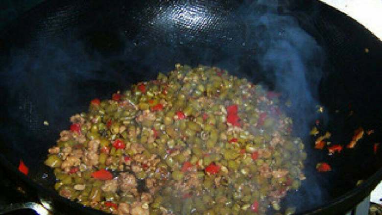 肉末酸豆角,收干汤汁,放<a style='color:red;display:inline-block;' href='/shicai/ 756'>鸡精</a>起锅即可。