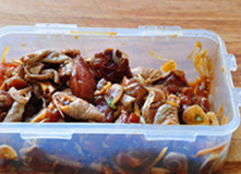 盐酥鸡,鸡腿洗净,剁成核桃大小的块儿,用厨房纸吸干水分后,加入所有腌料,抓匀腌制4小时,最好过夜