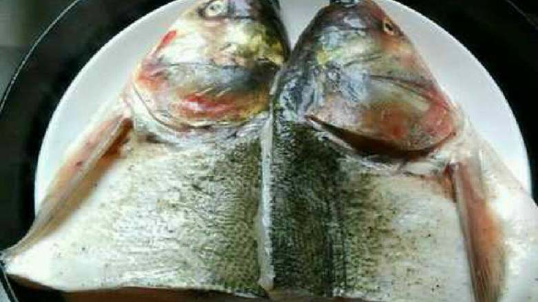 剁椒鱼头,蒸锅加水烧开，盘子垫上葱段，姜片，放鱼头上锅加盖用大火蒸。