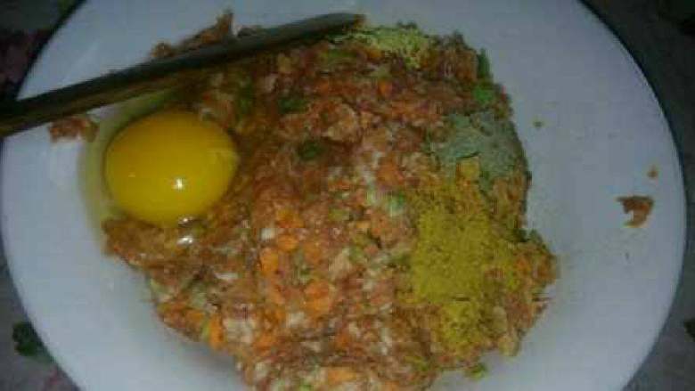 油炸小肉丸,剁好的肉馅(肉馅里加了半根<a style='color:red;display:inline-block;' href='/shicai/ 25'>胡萝卜</a>)，加入少许<a style='color:red;display:inline-block;' href='/shicai/ 744'>五香粉</a>，胡椒粉，鸡精，味达美(代替盐)两个<a style='color:red;display:inline-block;' href='/shicai/ 9'>鸡蛋</a>。