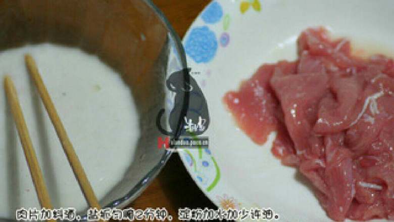 东北锅包肉,肉加料油抓匀腌2分钟,淀粉加水加少许油拌成糊,肉放在淀粉糊中。