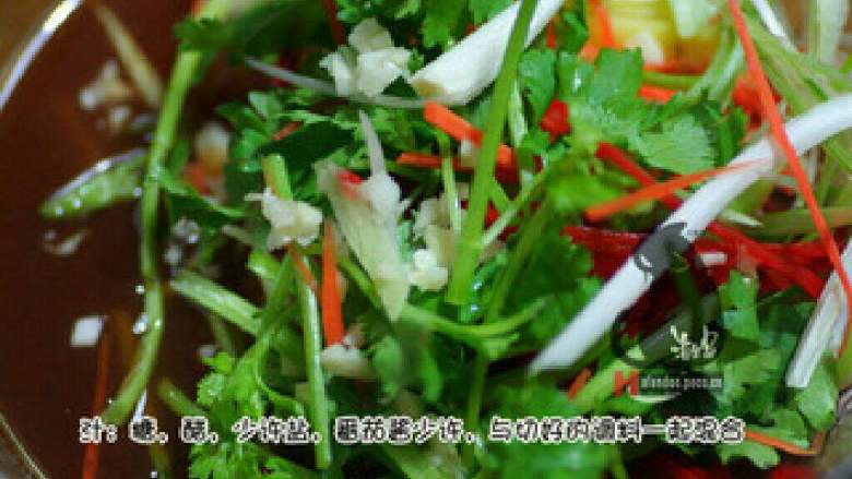 东北锅包肉,糖,醋,番茄酱少许,与余料混合。