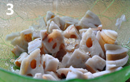 莲藕拌海螺,加入冰糖粉(就是冰糖磨成粉或用杵臼砸成粉末),拌匀腌制15分钟