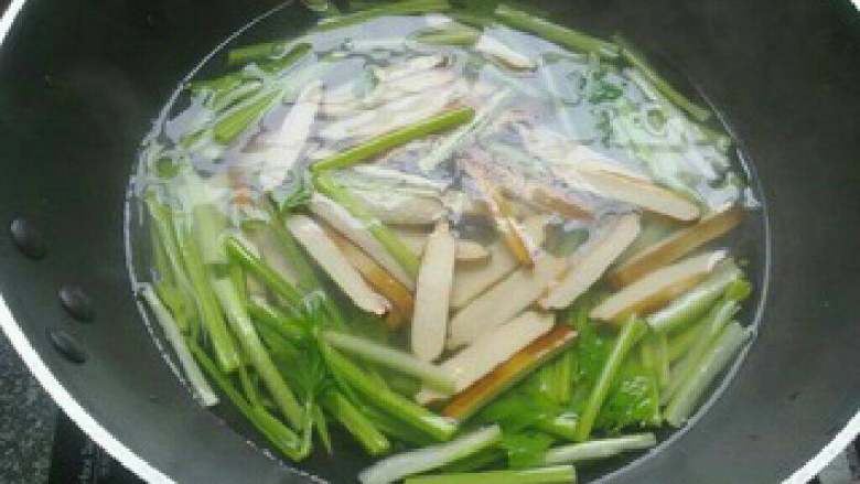 芹菜炒香干,锅中烧开水，先焯一下芹菜30秒，然后再下入香干再30秒。
