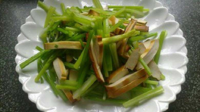 芹菜炒香干,捞出冲凉水待用。