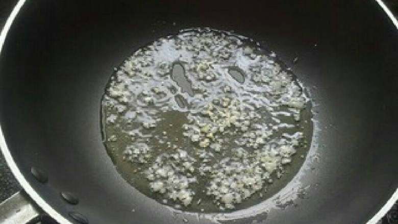 芹菜炒香干,少许油煸香蒜末。