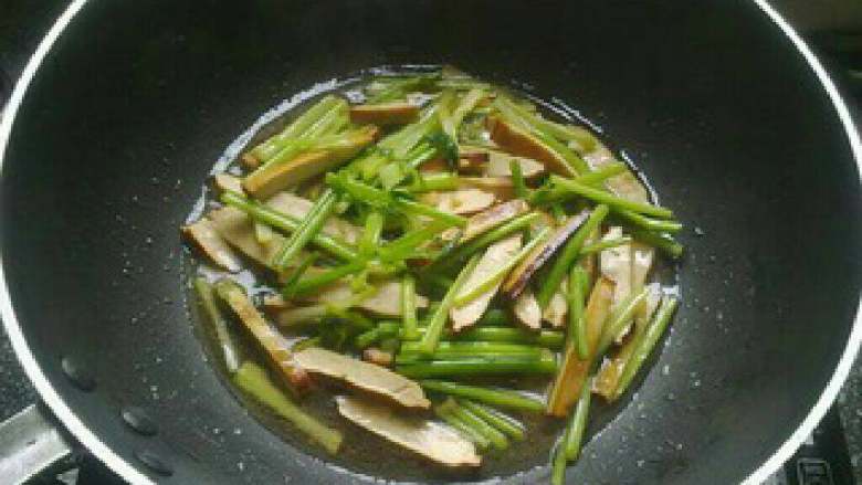 芹菜炒香干,下入芹菜和香干，下入盐，<a style='color:red;display:inline-block;' href='/shicai/ 756'>鸡精</a>，少许<a style='color:red;display:inline-block;' href='/shicai/ 3729'>白糖</a>，<a style='color:red;display:inline-block;' href='/shicai/ 788'>生抽</a>一小勺，<a style='color:red;display:inline-block;' href='/shicai/ 897'>啤酒</a>两汤勺，清水适量，翻炒均匀即可出锅。
