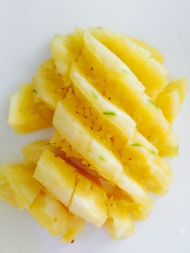  菠萝虾仁,如图，<a style='color:red;display:inline-block;' href='/shicai/ 597'>菠萝</a>去皮切块