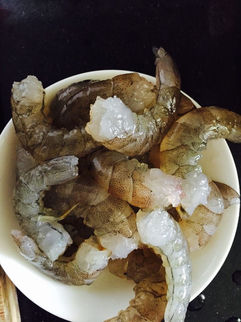  菠萝虾仁,如图，虾去壳，在背部切一刀别切断，去掉虾肠，用盐和生粉腌5分钟.