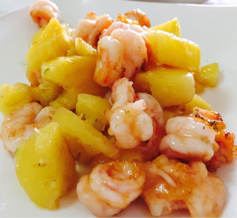  菠萝虾仁,平底锅大火加热后倒油，爆炒<a style='color:red;display:inline-block;' href='/shicai/ 287'>虾仁</a>，盖上盖子，待<a style='color:red;display:inline-block;' href='/shicai/ 287'>虾仁</a>熟了加入菠萝再炒一下就行，可加<a style='color:red;display:inline-block;' href='/shicai/ 10588'>糖</a>.