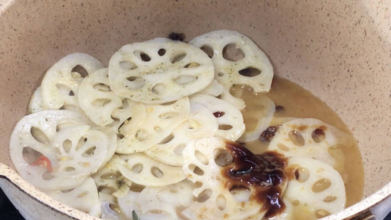椒麻莲藕,倒入调好的料汁,拌匀煮沸至入味