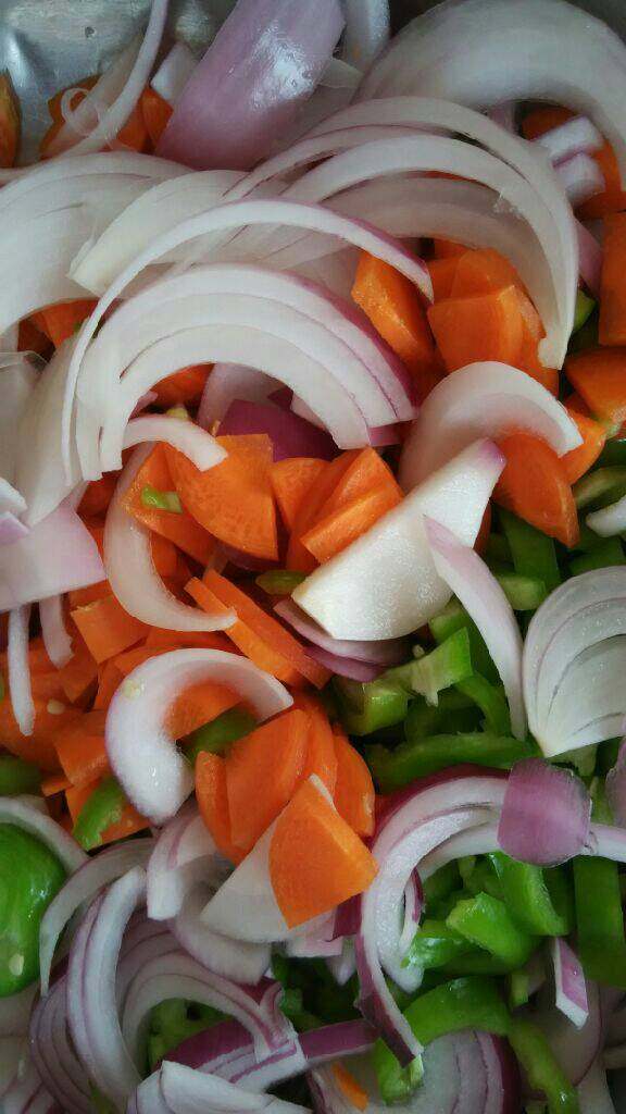 洋葱拌花生米,<a style='color:red;display:inline-block;' href='/shicai/ 25'>胡萝卜</a>切片，<a style='color:red;display:inline-block;' href='/shicai/ 29'>洋葱</a>切片，<a style='color:red;display:inline-block;' href='/shicai/ 61'>青椒</a>切丝