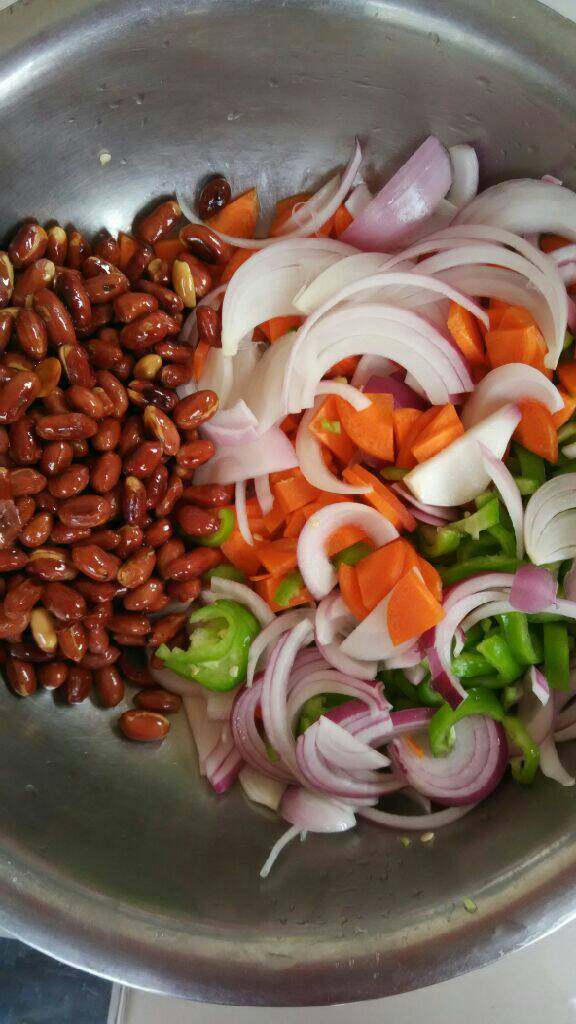 洋葱拌花生米,倒在一起放盐，鸡精，味极鲜拌均即可