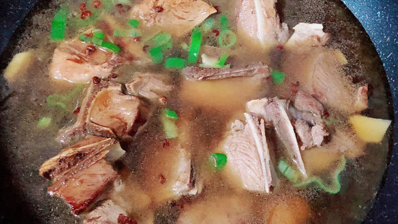 排骨土豆炖豆角,倒入开水,盖盖儿慢炖半小时。