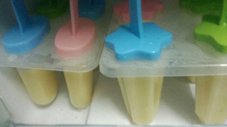 菠萝酸奶雪条,放入冰箱冷冻硬了