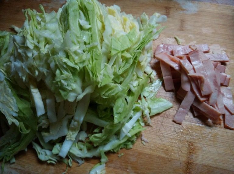 培根炒包菜,如图准备食材切好备用
