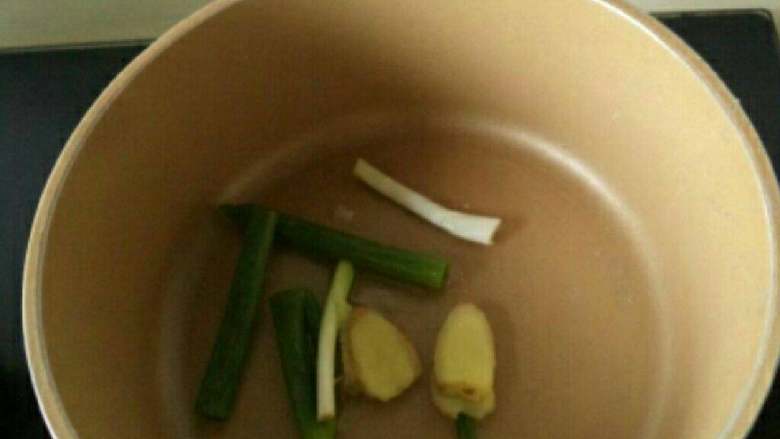 黃骨魚豆腐汤,汤锅中加少许油放入葱段儿和姜片儿；